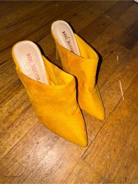 Delicious Women’s Mustard Suede Pointed-Toe Mule Heels